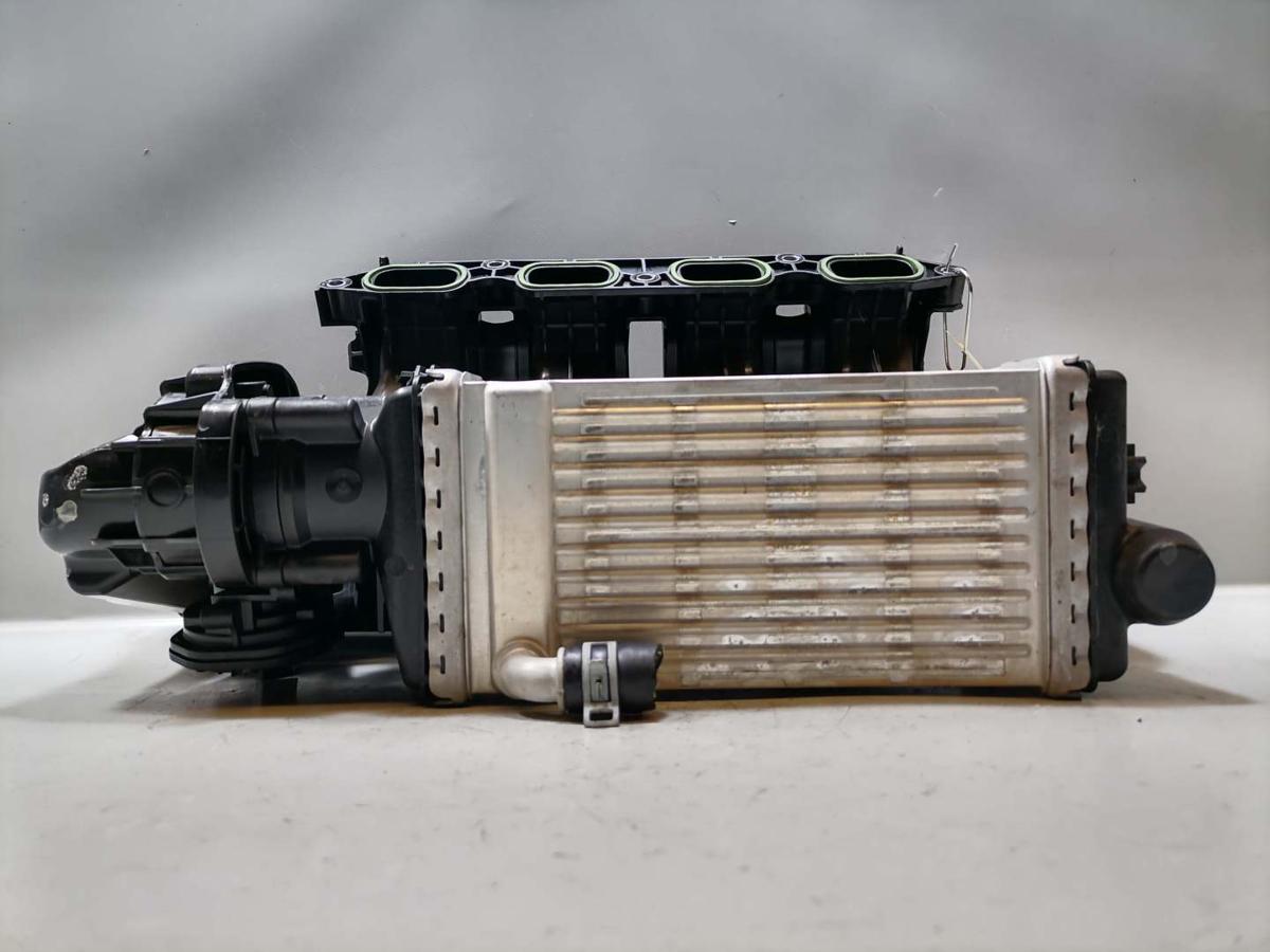 VW Passat B9 original Ladeluftk&uuml;hler mit Ansaugbr&uuml;cke 1,5 E-Hybrid 110KW Bj.2024